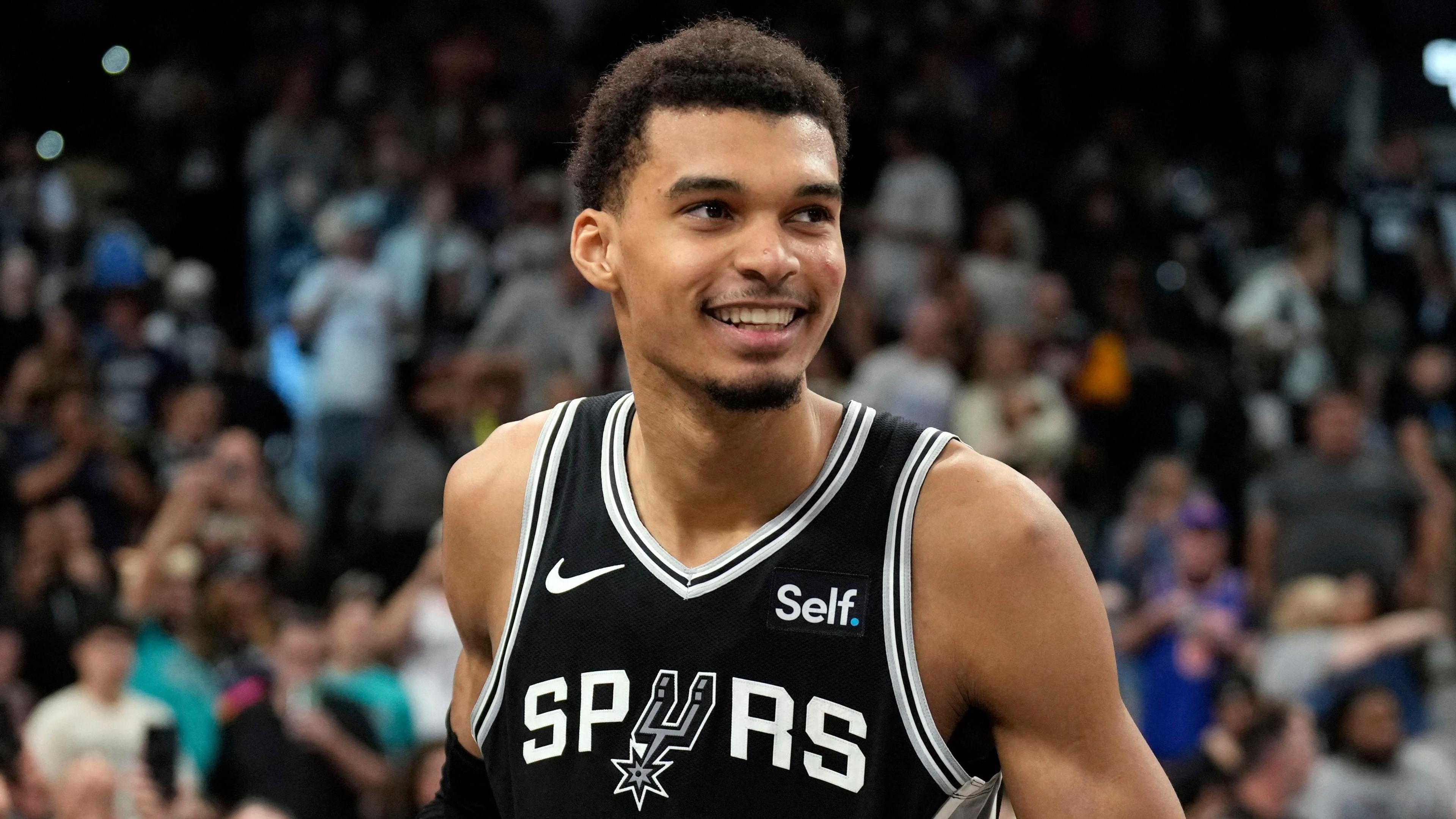 万博官网入口-包含关键时刻圣安东尼奥马刺外线爆发——法国杯节点到来，压力陡增，训练强度明显提升的词条